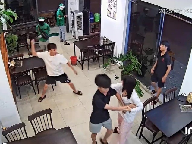 Bắt đối tượng trêu ghẹo cô gái, hung hăng đánh người và đập phá quán ăn ở TP.HCM