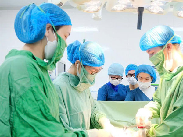 Hai mẹ con ở Hà Nội nguy kịch chỉ một giờ sau bữa cơm trưa có tôm, cua