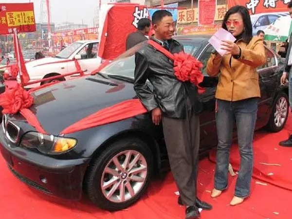 Thanh niên 17 tuổi trúng giải độc đắc xe BMW nhưng khi nhận thưởng trung tâm xổ số khẳng định: 'Anh là kẻ lừa đảo'