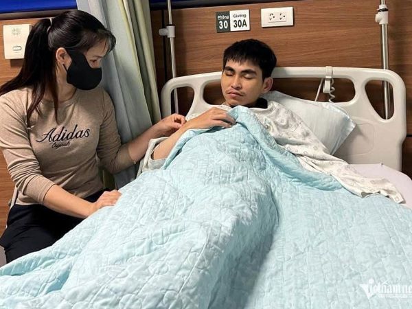 Vụ shipper bị tài xế Lexus đánh: 'Chồng tôi lo lắng khi gặp người thân tài xế'