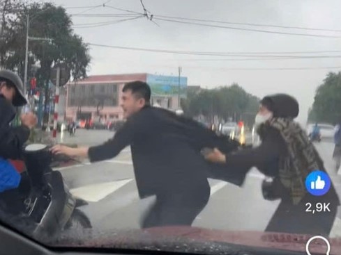 Cô gái trông giữ xe liên tục can ngăn người đàn ông đánh nam sinh lớp 11