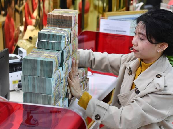 Đánh thuế thu nhập tiền lãi tiết kiệm: Tiền sẽ rút khỏi ngân hàng