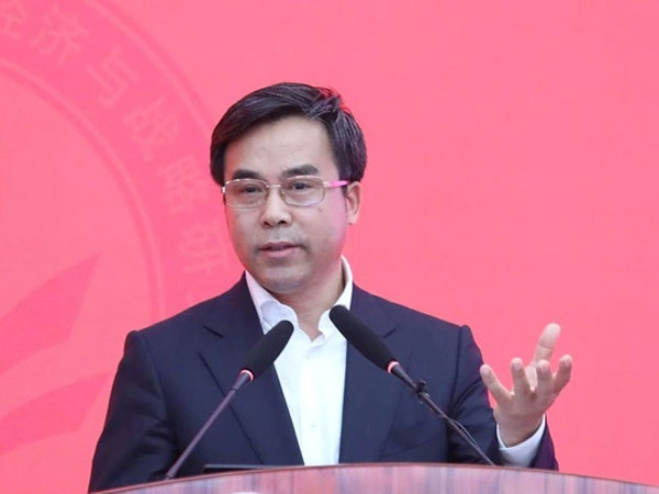 Cựu chủ tịch Ngân hàng Trung Quốc ép chia tay rồi cướp luôn hôn thê của con trai