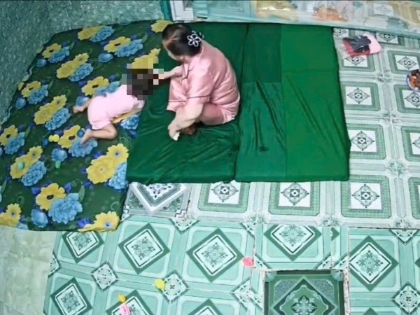 Bắt khẩn cấp một bảo mẫu bạo hành trẻ em