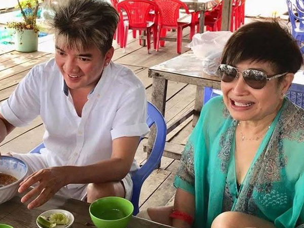 Đàm Vĩnh Hưng thân thiết bên vợ cũ hơn 17 tuổi sau 4 năm ly hôn