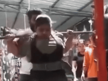 Clip: Nữ lực sĩ 17 tuổi tử vong thương tâm vì bị tạ 270kg đè vào cổ