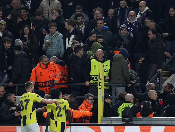 Đội bóng của Mourinho phải dừng trận đấu vì ẩu đả kinh hoàng trên khán đài