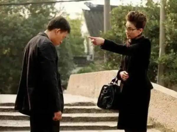 Bị mẹ vợ bắt nộp toàn bộ tiền lương hàng tháng, con rể ấm ức rồi chết lặng khi biết 1 bí mật