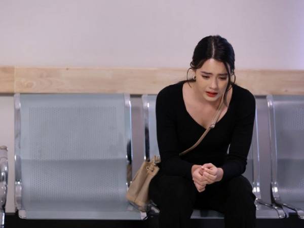 Nghe lén vợ thì thầm với bố trong phòng ngủ, tôi chết lặng, tức tốc quay lại thành phố rao bán căn nhà 3 tỷ đứng tên mình