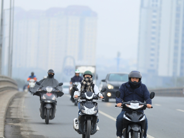Hà Nội chìm trong sương mù và bụi mịn, nhiều người tham gia giao thông phải bật đèn xe giữa ban ngày vì tầm nhìn hạn chế