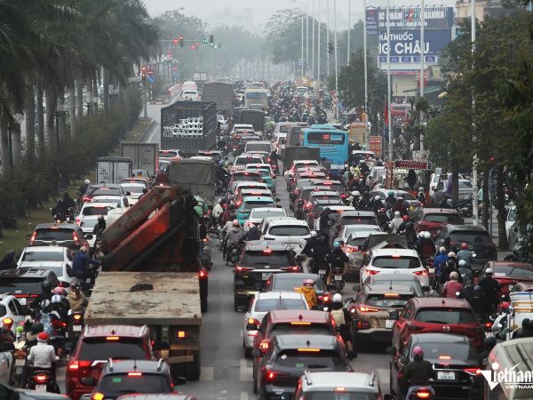 Hai đèn đỏ bất hợp lý liền nhau, cả ngã tư 'bất động'