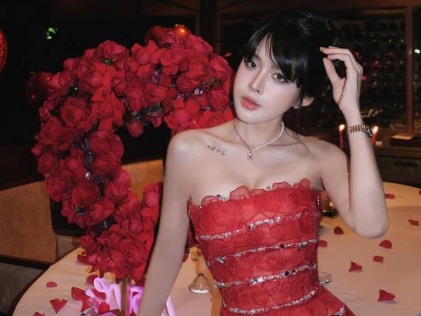 Bạn gái Văn Thanh khoe biến động số dư dài dằng dặc, 2 tháng đã kiếm tới 6 tỷ, sao mà giàu thế!