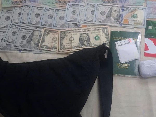 Hành khách bỏ quên túi xách chứa nhiều USD và giấy tờ quan trọng trên tàu