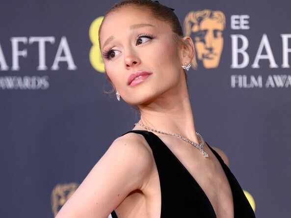 Đằng sau cơ thể gầy trơ xương của Ariana Grande