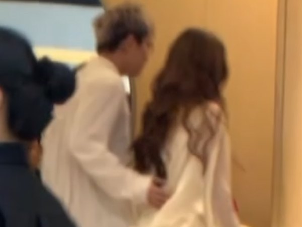 Tóm dính sao nam Vbiz cặp kè 'ghệ mới' hot girl, zoom cận chi tiết bàn tay càng gây bàn tán