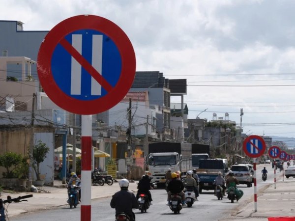 Chính quyền nói gì về việc 1 km Quốc lộ 27 có 23 biển cấm đậu xe?