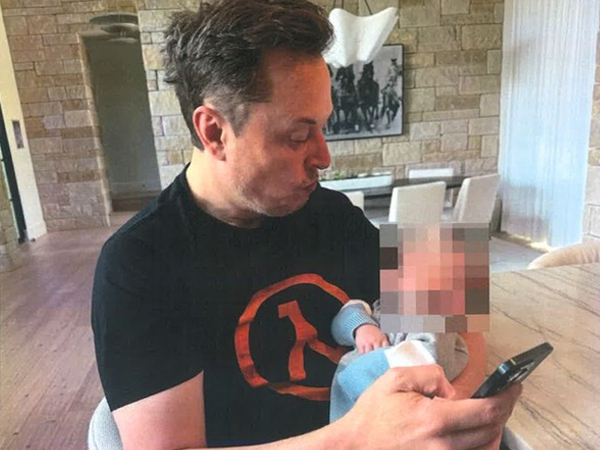 Phản ứng của Elon Musk khi bị nữ nhà văn kiện