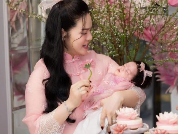 Nhật Kim Anh: Làm mẹ bỉm sữa ở tuổi 40, sống xa hoa trong biệt thự 500m2