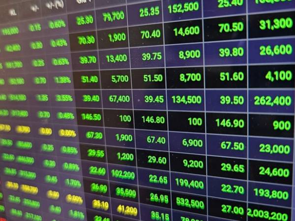 Cổ phiếu thép đồng loạt 'xanh, tím', VN-Index chạm 1.300 điểm