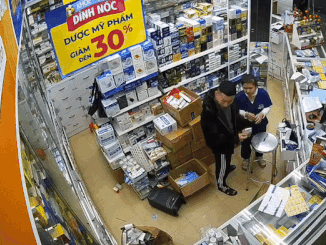 Người đàn ông túm tóc, đạp túi bụi vào mặt nữ nhân viên bán thuốc: Clip diễn biến đầy phẫn nộ