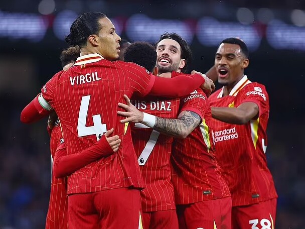 Neville: Liverpool coi như đã vô địch Premier League