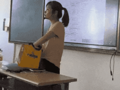 Nữ giảng viên bị quay lén khi đứng lớp, xem video netizen phải cảm thán: 'Giờ vẫn có giáo viên như vậy sao?'