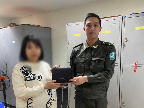 Nữ hành khách bỏ quên túi chứa xấp tiền ngoại tệ ở sân bay Nội Bài