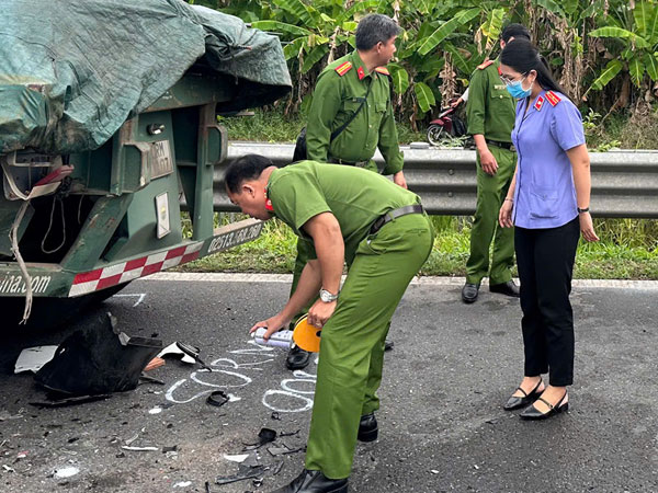 Ô tô tông xe container đậu trên cao tốc Trung Lương - Mỹ Thuận, 1 phụ nữ tử vong