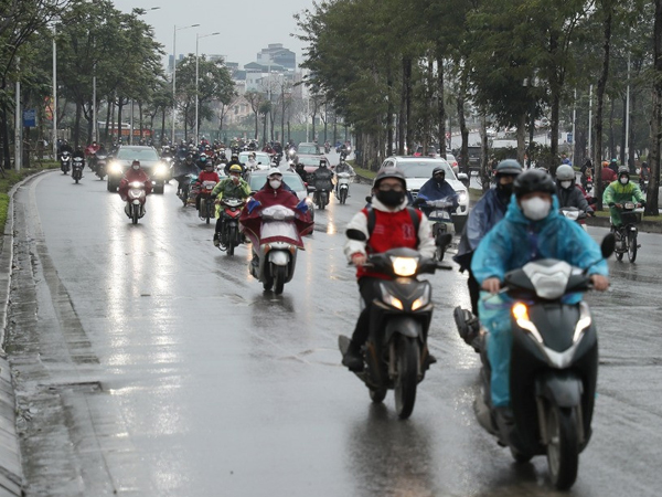 Đường thông thoáng sau khi Hà Nội rào ngã tư, tắt đèn đỏ bất hợp lý