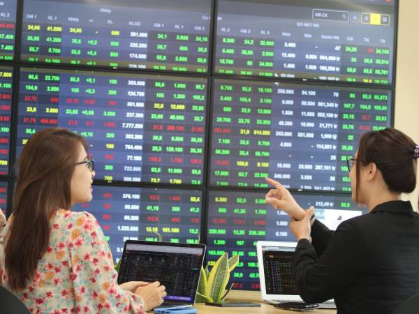 Chuyên gia nói gì khi chứng khoán lần đầu vượt 1.300 điểm?