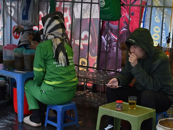 Người dân Hà Nội co ro trong mưa và rét đậm