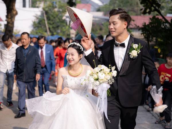 Cô gái Hà Nội cao 1m49 yêu chàng 1m83, ngày cưới khiến quan khách bật cười