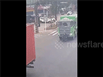 Đi vào điểm mù của xe tải, cụ ông ngồi xe lăn trải qua những giây phút kinh hoàng