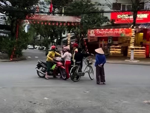 Nhóm phụ nữ vô tư dừng xe 'buôn chuyện' giữa đường: Sự tùy tiện nguy hiểm