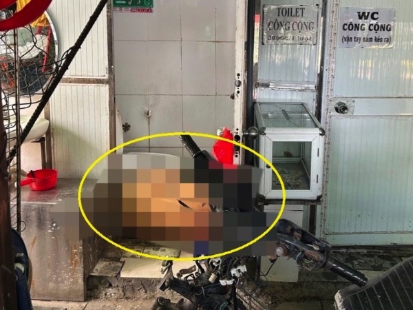 Người đàn ông không mặc quần áo tử vong trong nhà vệ sinh