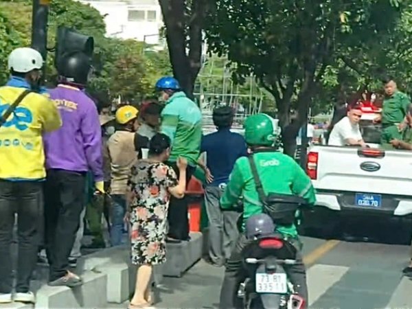 Bị đánh ở phố đi bộ, nam bảo vệ đang phải điều trị nội khoa
