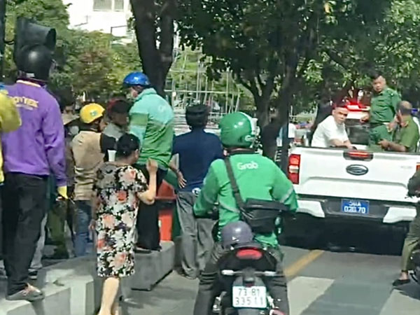 Nhắc nhở đôi nam nữ không dẫn chó vào phố đi bộ Nguyễn Huệ, nam bảo vệ bị đánh bất tỉnh