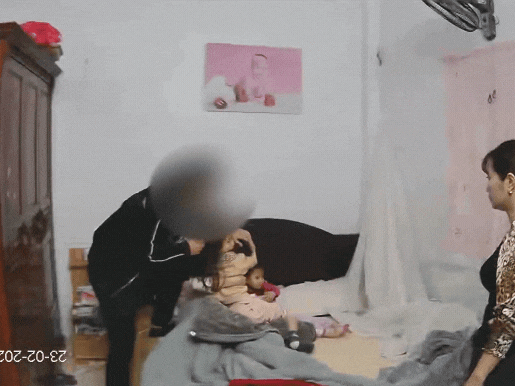 Vụ người phụ nữ bị chồng cũ túm tóc đánh dã man, các con ôm mẹ gào khóc: Hé lộ lý do ly hôn nhưng vẫn ở nhà chồng