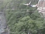 Video sốc: Dây nhảy bungee bị đứt, người phụ nữ rơi thẳng từ độ cao 110m xuống dòng sông đầy cá sấu
