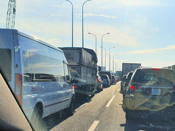 4 xe tông liên hoàn, cao tốc TPHCM - Long Thành ùn tắc dài 8km