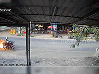 Sốc: Xe máy bốc cháy ngùn ngụt vẫn lao băng băng trên đường phố