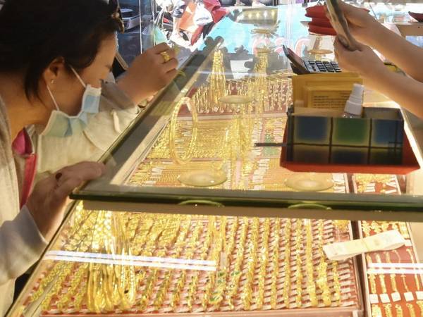Giá vàng miếng SJC, vàng nhẫn rớt mạnh khỏi mốc 91 triệu đồng/lượng