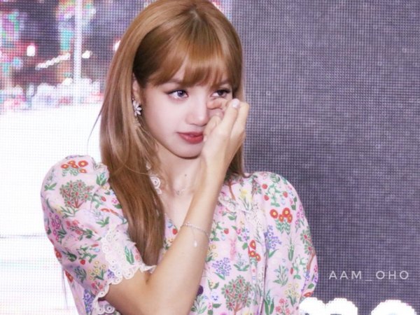 Sốc: Lisa (BLACKPINK) hoảng loạn vì bị kẻ lạ rình rập, lao vào xe giữ chân chắn cửa để làm chuyện kinh khủng này