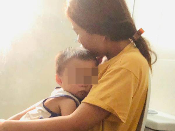 Mẹ bé Bắp: 'Ba mẹ ở quê đi chợ mua đồ nhưng không ai bán, nhà có gì ăn nấy'