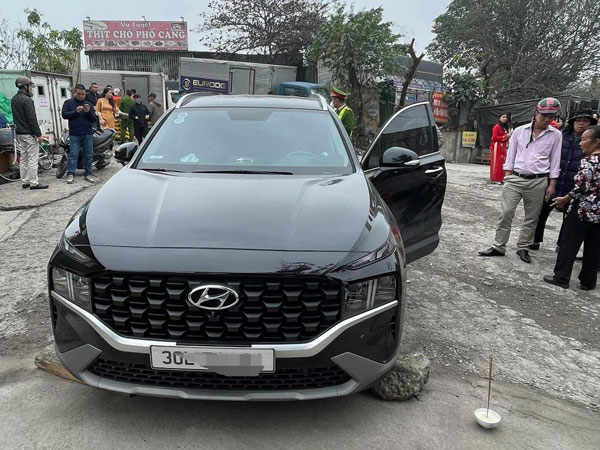 Phát hiện người đàn ông tử vong trong ô tô tại Hà Nội