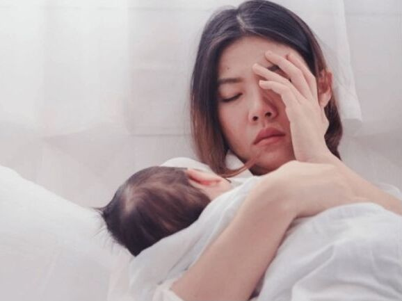 Mẹ bất ngờ ném con mới sinh xuống đất khiến cả nhà bàng hoàng: Biết lý do ai cũng cảm thông
