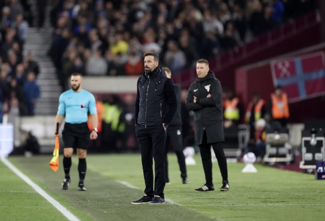 Leicester lại thua thảm ở London, HLV Van Nistelrooy có nguy cơ mất ghế