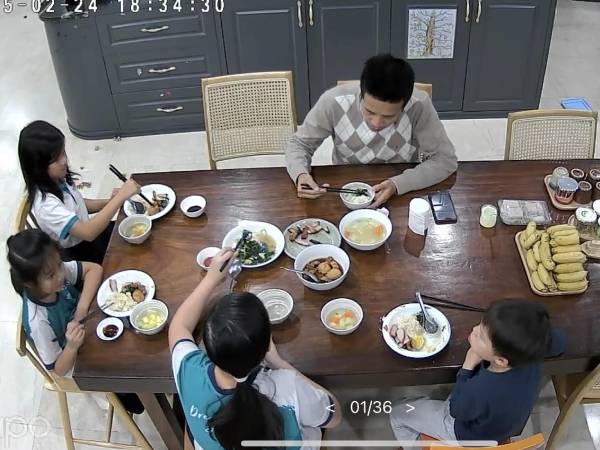 Đi công tác, mẹ sốt ruột lo 5 bố con ở nhà, check camera liền hụt hẫng: Không có mình mọi thứ vẫn ổn à?