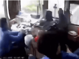 Clip ghi lại khung cảnh đáng sợ trong buồng lái khi đoàn tàu đâm xe tải gãy đôi, đường sắt Bắc - Nam tê liệt