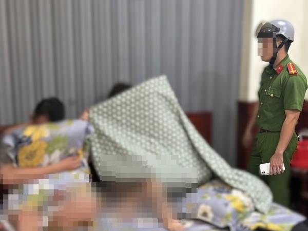 Bắt quả tang thanh niên 21 tuổi đang mua dâm người phụ nữ 40 tuổi